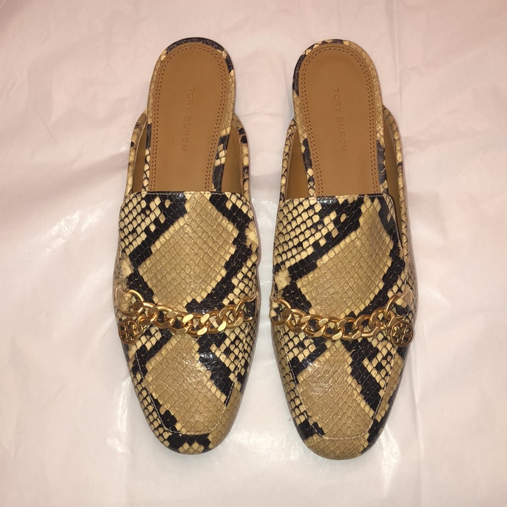 Tory Burch Mini Benton Loafer Slide w/Charm in Sand Drift Embossed. Size 7.5.